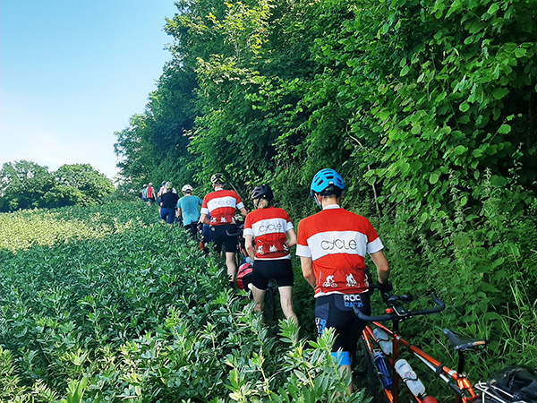 Weg am Feldrand - Fahrt abseits von Straßen